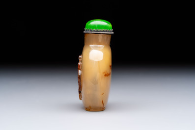 A Chinese agate 'Rooster' snuff bottle, 1780-1850
