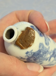 A Chinese blue and white snuff bottle with figural design, dragon mark, 19th C.