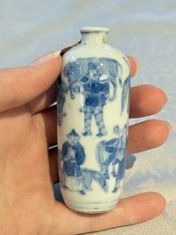 A Chinese blue and white snuff bottle with figural design, dragon mark, 19th C.