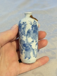 A Chinese blue and white snuff bottle with figural design, dragon mark, 19th C.