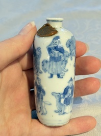 A Chinese blue and white snuff bottle with figural design, dragon mark, 19th C.