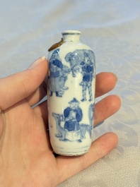 A Chinese blue and white snuff bottle with figural design, dragon mark, 19th C.