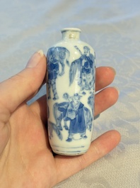A Chinese blue and white snuff bottle with figural design, dragon mark, 19th C.