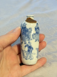 A Chinese blue and white snuff bottle with figural design, dragon mark, 19th C.