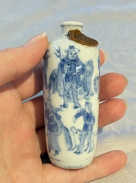 A Chinese blue and white snuff bottle with figural design, dragon mark, 19th C.