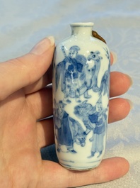 A Chinese blue and white snuff bottle with figural design, dragon mark, 19th C.