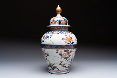 A Japanese Imari vase and cover with floral relief design, Edo, 17/18th C.