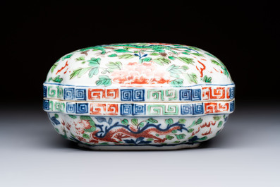 A Chinese wucai square box and cover with dragon and peony design, Wanli mark, 19/20th C.
