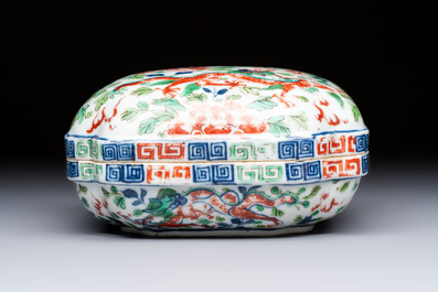 A Chinese wucai square box and cover with dragon and peony design, Wanli mark, 19/20th C.