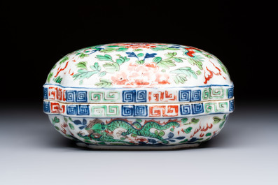 A Chinese wucai square box and cover with dragon and peony design, Wanli mark, 19/20th C.