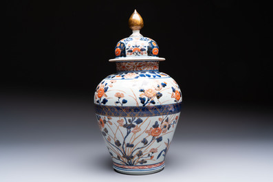 A Japanese Imari vase and cover with floral relief design, Edo, 17/18th C.