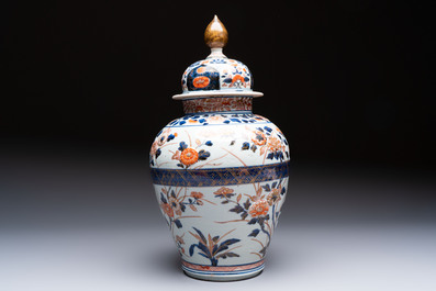 A Japanese Imari vase and cover with floral relief design, Edo, 17/18th C.