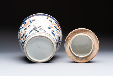A Japanese Imari vase and cover with floral relief design, Edo, 17/18th C.