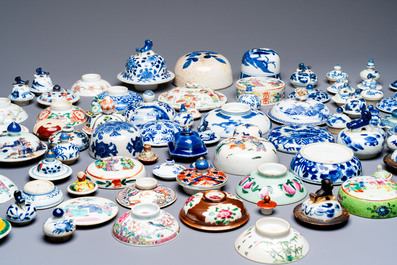 A large collection of 152 pieces, mainly Chinese porcelain covers, Kangxi and later