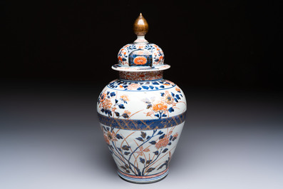 A Japanese Imari vase and cover with floral relief design, Edo, 17/18th C.
