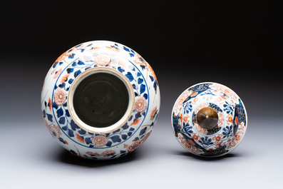 A Japanese Imari vase and cover with floral relief design, Edo, 17/18th C.