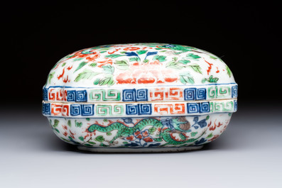 A Chinese wucai square box and cover with dragon and peony design, Wanli mark, 19/20th C.