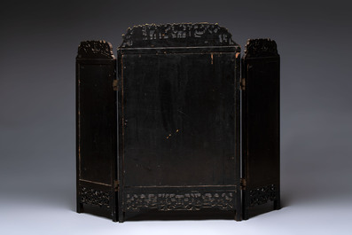 A Chinese carved gilt-lacquered wooden three-panel folding screen with a narrative design, 19/20th C.