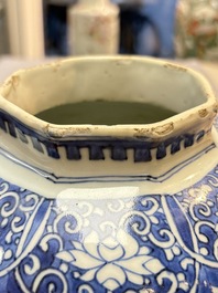 A Chinese blue and white 'Li Shimin 李世民 and Qin Qiong 秦瓊' vase and cover, Transitional period