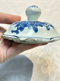 A Chinese blue and white 'Li Shimin 李世民 and Qin Qiong 秦瓊' vase and cover, Transitional period