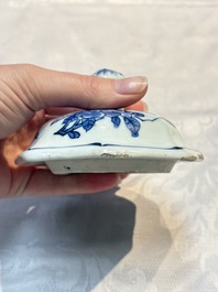 A Chinese blue and white 'Li Shimin 李世民 and Qin Qiong 秦瓊' vase and cover, Transitional period