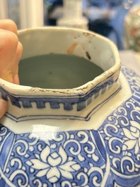 A Chinese blue and white 'Li Shimin 李世民 and Qin Qiong 秦瓊' vase and cover, Transitional period