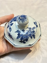 A Chinese blue and white 'Li Shimin 李世民 and Qin Qiong 秦瓊' vase and cover, Transitional period