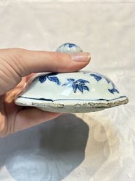 A Chinese blue and white 'Li Shimin 李世民 and Qin Qiong 秦瓊' vase and cover, Transitional period