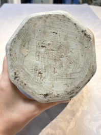 A Chinese blue and white 'Li Shimin 李世民 and Qin Qiong 秦瓊' vase and cover, Transitional period
