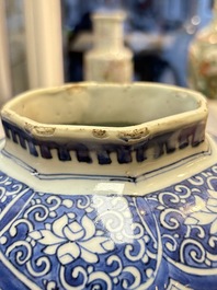 A Chinese blue and white 'Li Shimin 李世民 and Qin Qiong 秦瓊' vase and cover, Transitional period