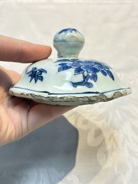 A Chinese blue and white 'Li Shimin 李世民 and Qin Qiong 秦瓊' vase and cover, Transitional period