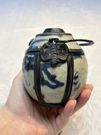 A Chinese blue and white 'Bleu de Hue' waterpipe and a 'Poem' plate for the Vietnamese market, chơi ngọc 玩玉 mark, 19th C.
