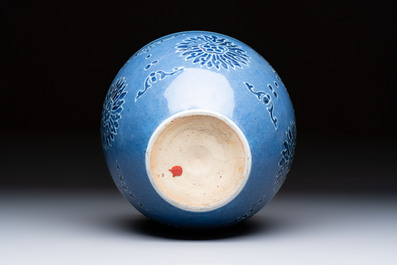 A Chinese blue and white scroll pot with Buddhist flower design, 18/19th C.