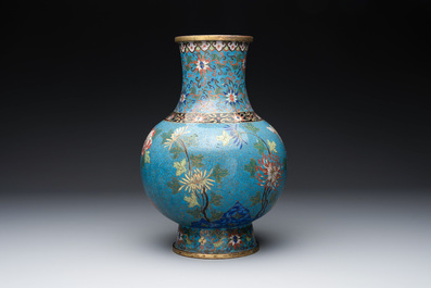 A Chinese cloisonn&eacute; 'Peony and Chrysanthemum' vase, 19th C.