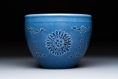 A Chinese blue and white scroll pot with Buddhist flower design, 18/19th C.