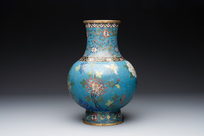 A Chinese cloisonn&eacute; 'Peony and Chrysanthemum' vase, 19th C.
