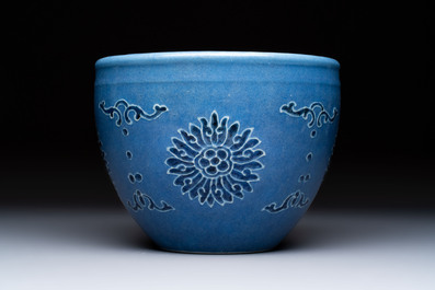A Chinese blue and white scroll pot with Buddhist flower design, 18/19th C.