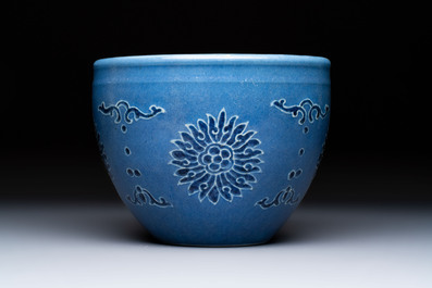 A Chinese blue and white scroll pot with Buddhist flower design, 18/19th C.