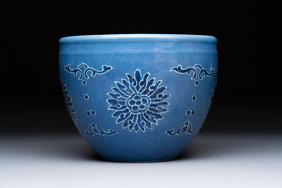 A Chinese blue and white scroll pot with Buddhist flower design, 18/19th C.