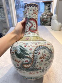 A Chinese famille rose 'Dragon and Phoenix' 'Tianqiuping' vase, 19/20th C.