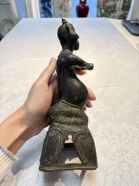 A pair of Vietnamese bronze figures, 19/20th C.