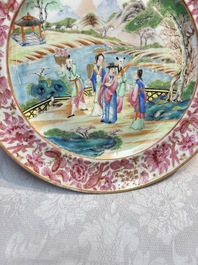 A fine Chinese Canton famille rose dish with puce-enamelled rim, 19th C.