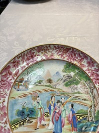 A fine Chinese Canton famille rose dish with puce-enamelled rim, 19th C.