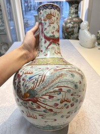 A Chinese famille rose 'Dragon and Phoenix' 'Tianqiuping' vase, 19/20th C.