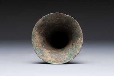 A Chinese archaic bronze wine vessel with phoenix design, Zhi 觯, Zhou