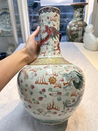 A Chinese famille rose 'Dragon and Phoenix' 'Tianqiuping' vase, 19/20th C.