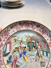 A fine Chinese Canton famille rose dish with puce-enamelled rim, 19th C.