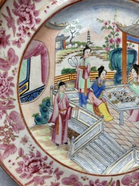 A fine Chinese Canton famille rose dish with puce-enamelled rim, 19th C.