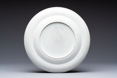 A fine Chinese Canton famille rose dish with puce-enamelled rim, 19th C.