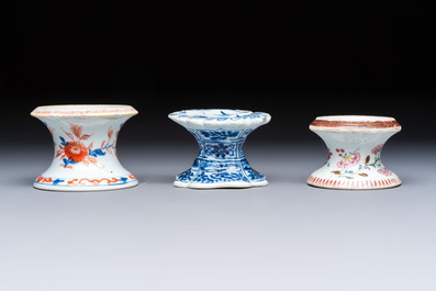 A collection of four Chinese blue and white, famille rose and Imari-style salts and a Samson Paris salt, 18/19th C.